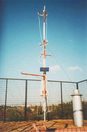 The pole with the sensors [Ο ιστός με τα όργανα]